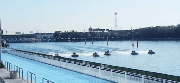 多摩川の静水面