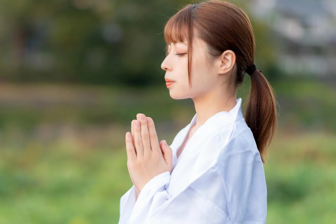 手を合わせて女性