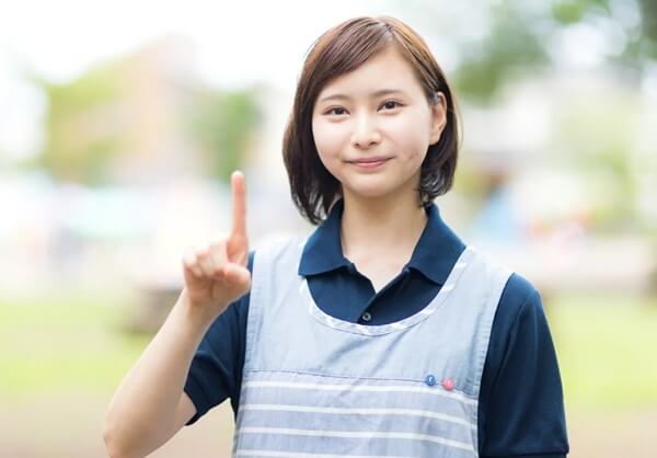 人差し指を出す女性