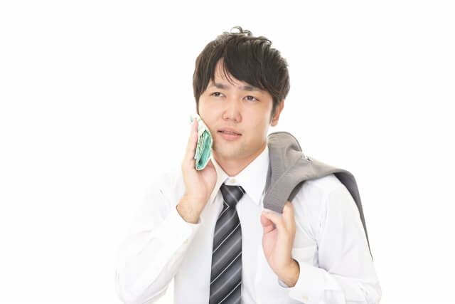 汗をかく男性