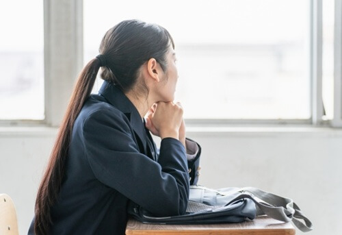窓の外を見つめる女性