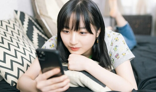 スマートフォンで観戦する女性