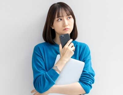 考える女性